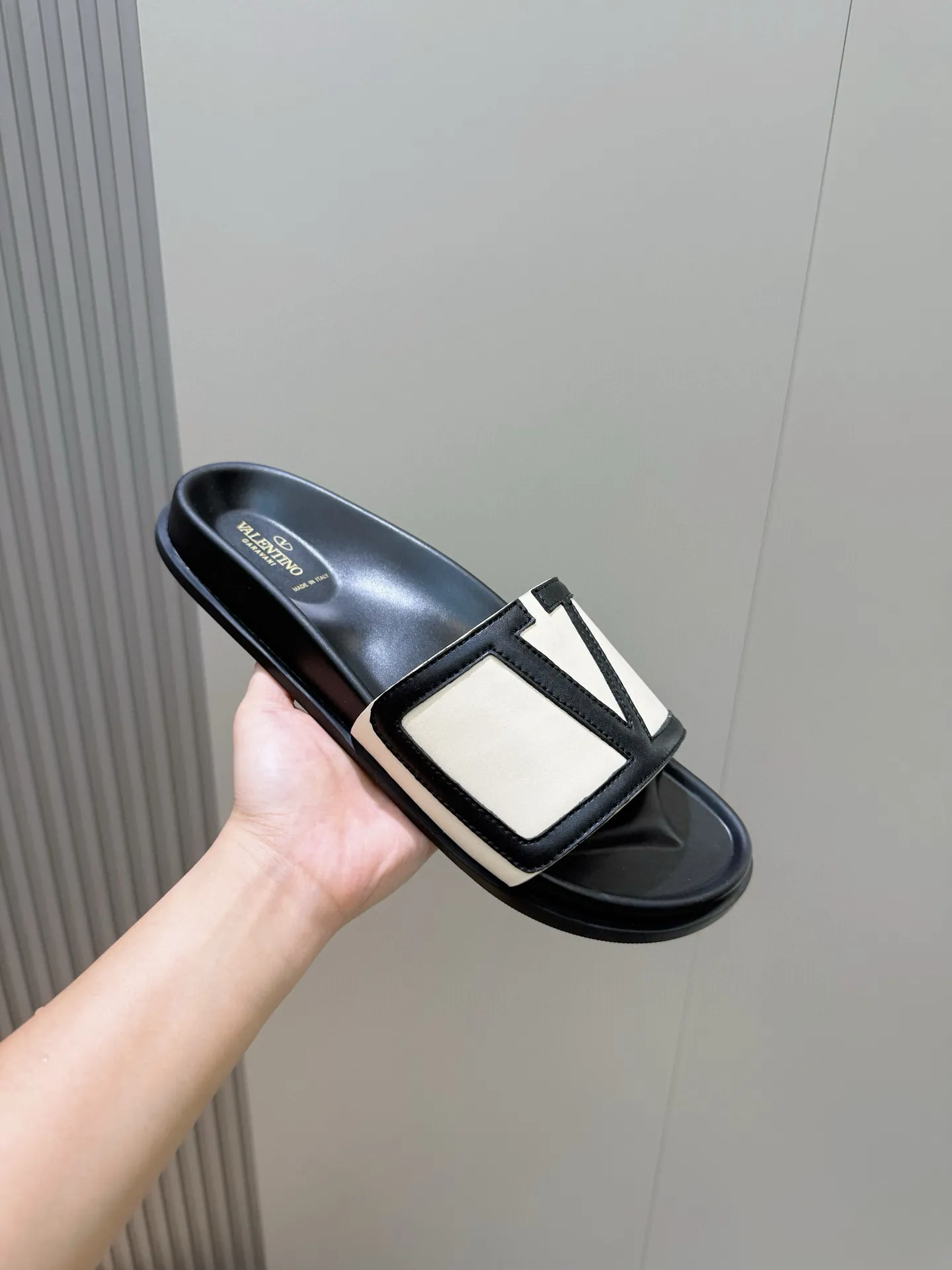 [VALENTINO] Top P: 540💰 Size: 39-44 (customized at 38.45) 🆕2025VLT — Valentino’s latest summer men’s slippers. The use of imported cowhide elements on slippers has been sublimated! It is worthy of recognition both visually and in terms of quality. Excellent quality, comfortable and durable! The embellishment of the perforated V hardware on the toe adds a sense of fashion! Cowhide feet